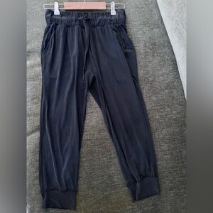 lululemon Luxtreme Cropped Joggers Size 4